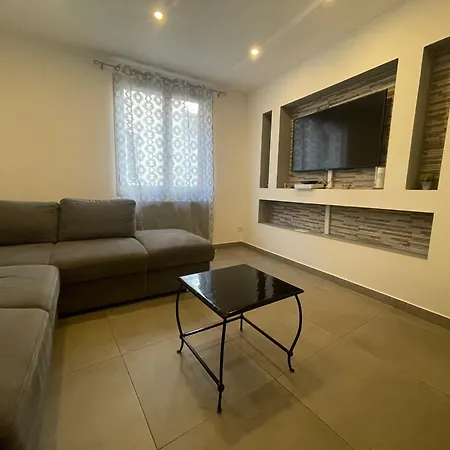 Maison De 75 M² + Garage Prive フロンティニャン